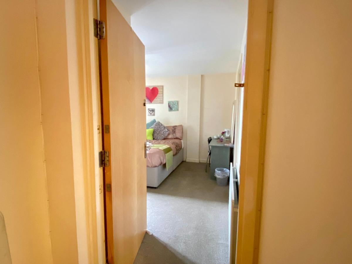 Lovely Double Room With Private Bathroom And Double Room With Shared Toilet & Parking Free EDI Eksteriør bilde