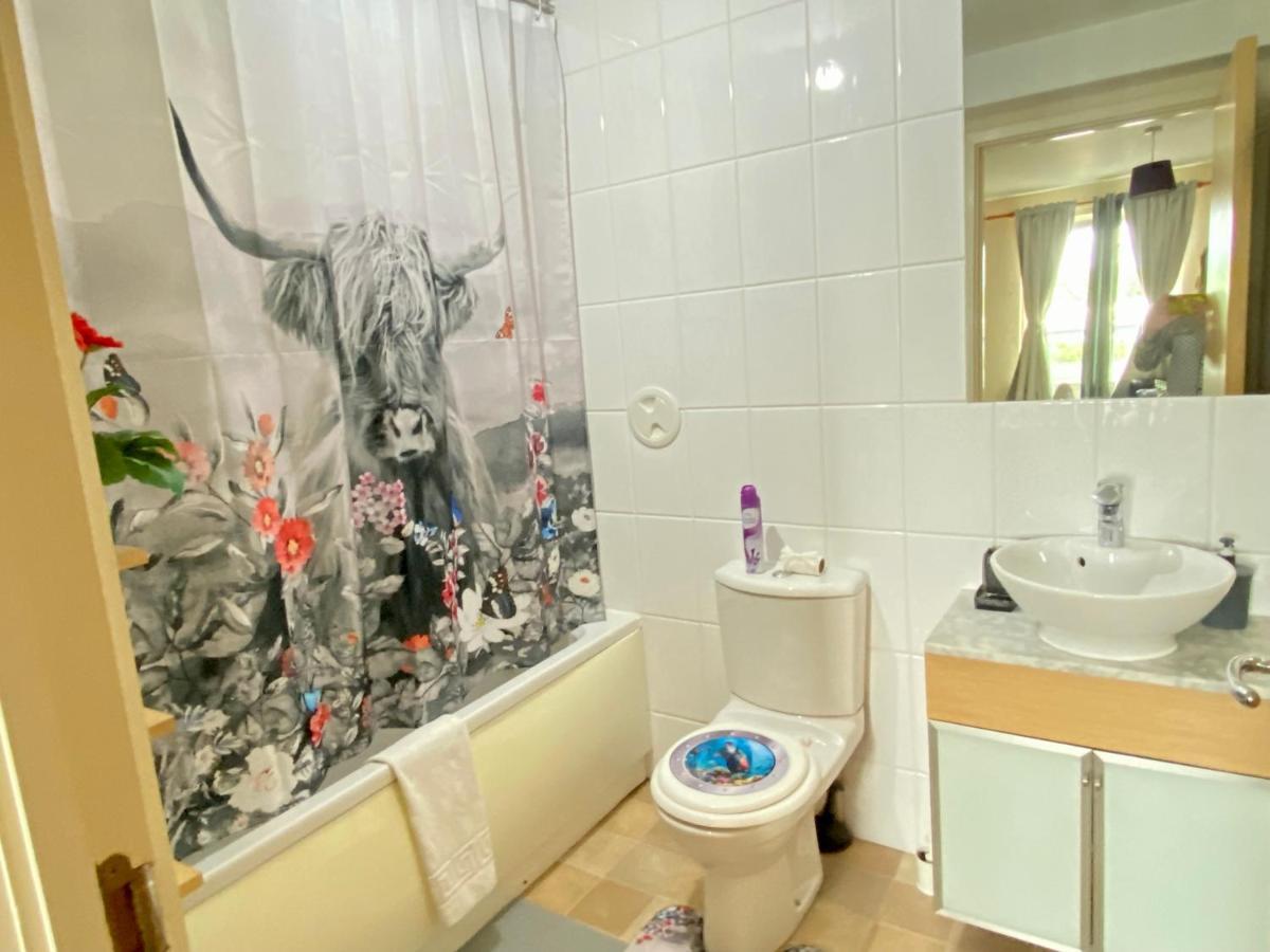 Lovely Double Room With Private Bathroom And Double Room With Shared Toilet & Parking Free EDI Eksteriør bilde