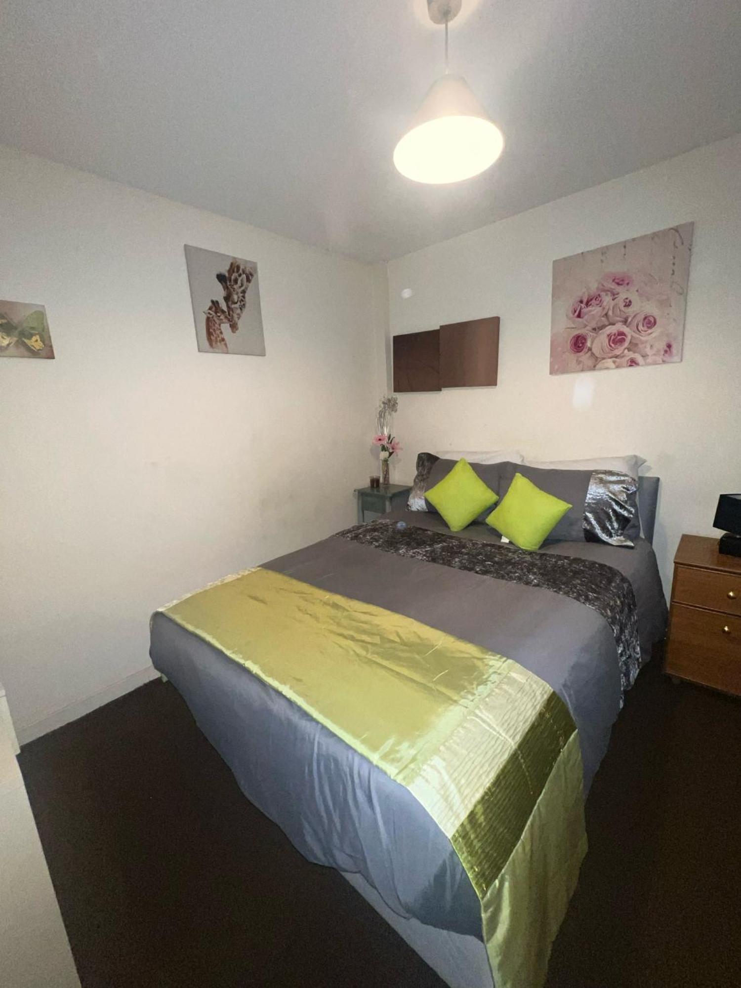 Lovely Double Room With Private Bathroom And Double Room With Shared Toilet & Parking Free EDI Eksteriør bilde